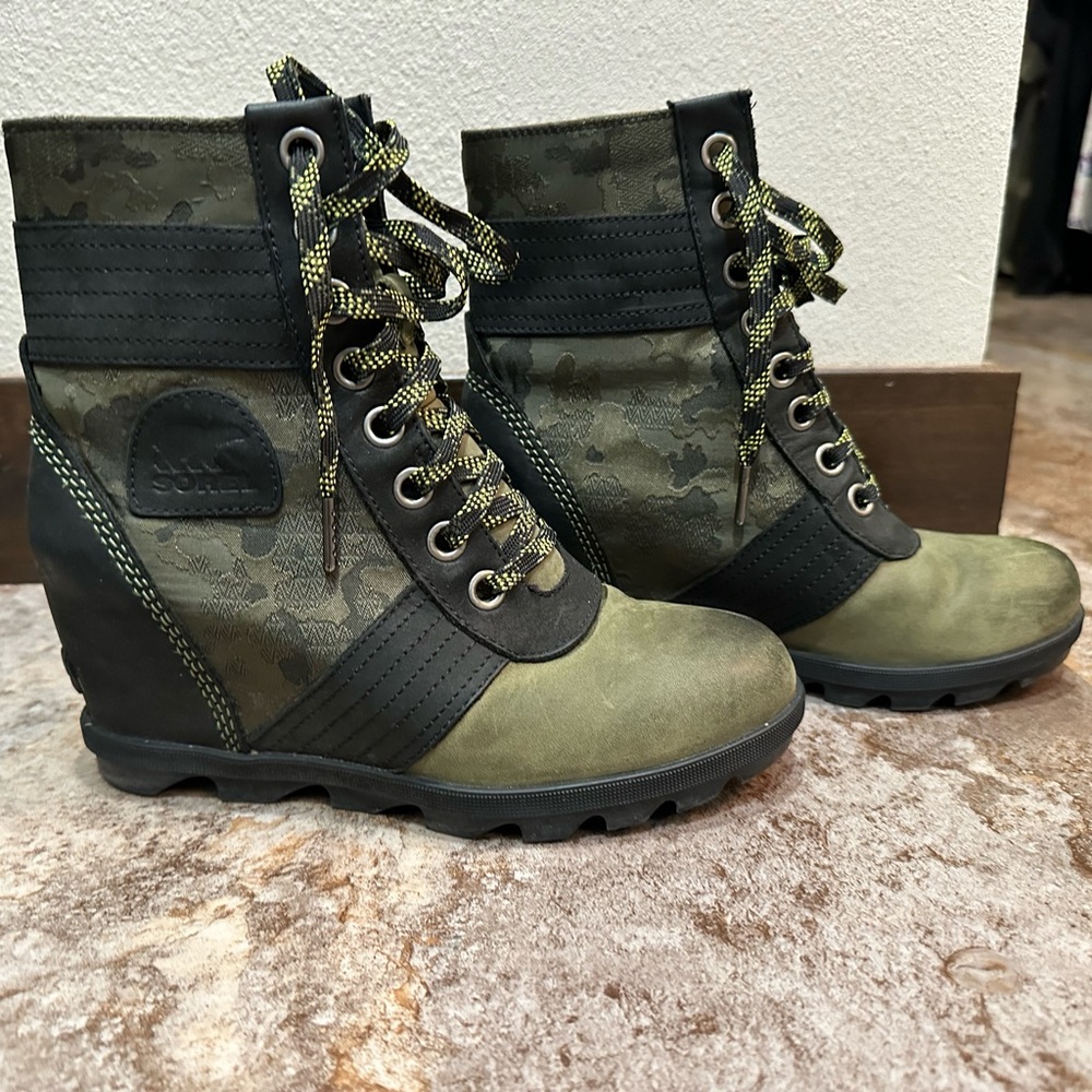 Sorel Green and Black Lace-Up Boots